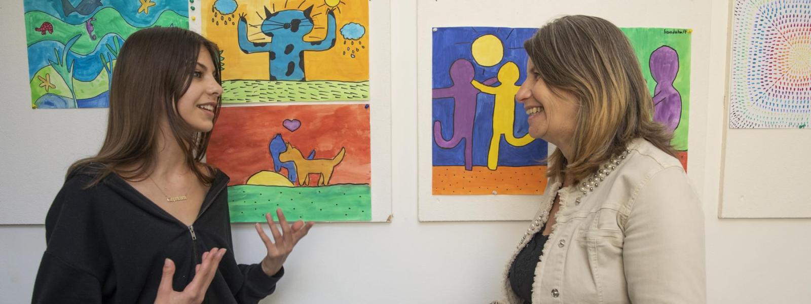 Eine Schülerin und eine Lehrerin der de La Tour Schule unterhalten sich miteinander