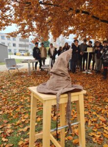 Ein brauner, spitzer Hut auf einem Hocker der das 4-Houses-Prinzip der Schule symbolisieren soll